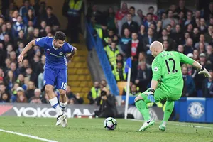 Diego Costa trong pha ghi bàn vào lưới thủ thành Brad Guzan. Ảnh: Dailymail