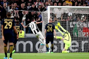 Mario Mandzukic (số 17) ghi bàn mở tỷ số 1 - 0 cho Juventus. Ảnh: Dailymail
