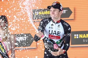 Jan Polanc ăn mừng chiến thắng.