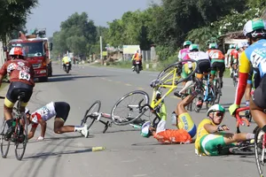 Sự cố té ngã của các tay đua ở chặng 3. Ảnh: Phạm Huy