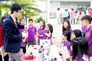 Để phát triển năng lực của học sinh cần chuẩn hóa đội ngũ giáo viên (Ảnh: Thầy và trò trong ngày hội STEM 2016 tại Hà Nội)