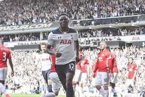Tottenham (áo trắng) trong trận thắng Man.Utd 2 - 1. Ảnh: Dailymail