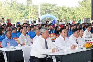 Các đại biểu, đội bóng tại lễ khai mạc giải. Ảnh: Anh Trần