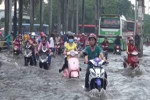 Sau cơn mưa chiều 15-5-2017 nút giao thông Tân Tạo quận Bình Tân ngập nặng. Ảnh: CHÍ THẠCH