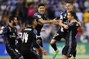 Các cầu thủ Real Madrid mừng bàn mở tỷ số của Ronaldo. Ảnh: AP