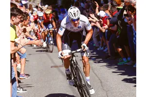 Bob Jungels giành chiến thắng chặng đầu tiên ở đấu trường Grand Tour.