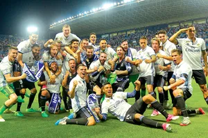 Các cầu thủ Real Madrid và khoảnh khắc đăng quang ở La Rosaleda.