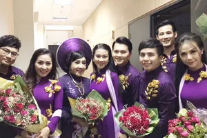 Các nghệ sĩ trong Bước chân hai thế hệ được lòng kiều bào