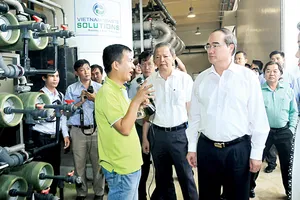 Bí thư Thành ủy TPHCM Nguyễn Thiện Nhân khảo sát khu xử lý nước thải Khu liên hiệp xử lý chất  thải rắn  Đa Phước. Ảnh: Thành Trí