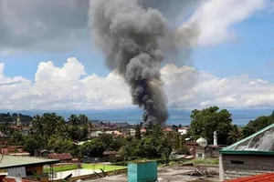 Quân đội Philippines lần đầu tiên dùng hỏa lực hạng nặng để đối phó phiến quân Maute ở Marawi. Ảnh: Reuters.