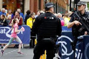 Cảnh sát bảo vệ chặt tại giải chạy bộ thiếu niên Great Manchester Run ở Manchester, Anh, ngày 28-5-2017. Ảnh: REUTERS