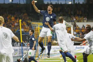 Niềm vui của các cầu thủ Wolfsburg ngay trên sân Eintracht