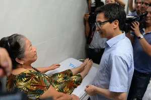 Phó thủ tướng Vũ Đức Đam thăm trạm y tế phường 11 (Q.4, TPHCM)