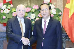 Chủ tịch nước Trần Đại Quang tiếp Thượng nghị sĩ John McCain. Ảnh: TTX