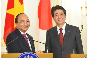 Thủ tướng Nguyễn Xuân Phúc và Thủ tướng Shinzo Abe. Ảnh: VGP