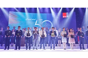 Ông Phan Minh Tiên – Giám đốc Điều hành Vinamilk cùng các đại diện công ty được xếp hạng "Top 50 công ty kinh doanh hiệu quả nhất Việt Nam"