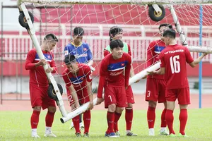 Người hâm mộ luôn dõi theo từng bước đi của các tuyển thủ Việt Nam. Ảnh: Dũng Phương