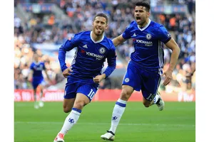 Eden Hazard (trái) sẽ là tổn thất lớn với Chelsea.