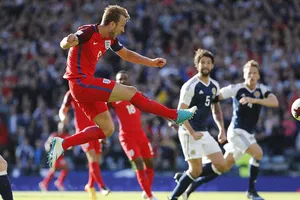 Harry Kane tung cú dứt điểm cận thành giúp tuyển Anh may mắn giành lại 1 điểm. Ảnh: Reuters