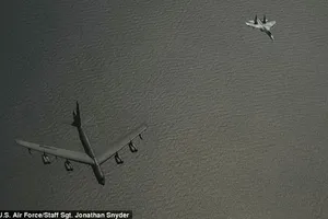 Công bố ảnh Su-27 của Nga chặn máy bay ném bom Mỹ