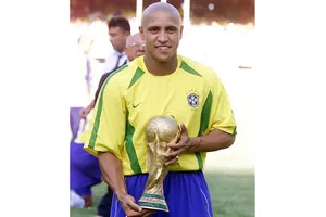Carlos và cúp vô địch World Cup 2002.