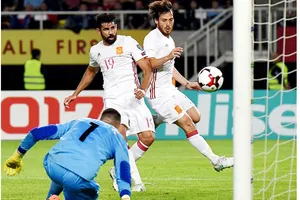 Tiền đạo Diego Costa (số 19) trong pha ghi bàn vào lưới thủ thành Stole Dimitrievski của Macedonia. Ảnh: EPA