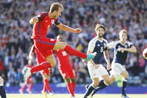 Harry Kane tung cú dứt điểm cận thành giúp tuyển Anh may mắn giành lại 1 điểm. Ảnh: Reuters