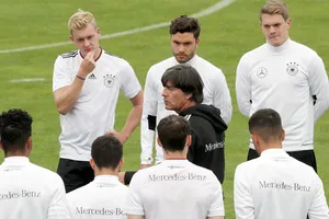Không mặn mà với Confed Cup, ông Joachim Loew (giữa) sẽ chỉ mang sang Nga đội hình trẻ.