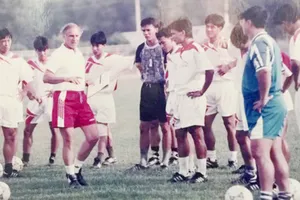 HLV Weigang cùng với các tuyển thủ chuẩn bị cho Tiger Cup 1996