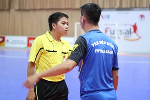 Trợ lý Tân Hiệp Hưng không hài lòng quyết định của trọng tài. Ảnh: Dũng Phương