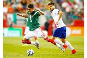 Miguel Veloso (phải, Bồ Đào Nha) phạm lỗi với Hector Moreno (Mexico).