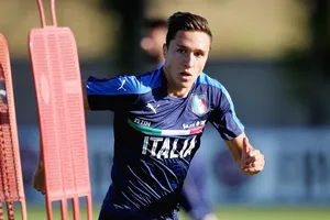 Federico Chiesa trên sân tập tuyển U21 Italia.
