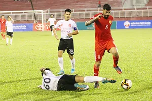 “Thua tan nát” ở lượt đi, liệu Long An (áo trắng) sẽ chơi quật khởi ở lượt về? Ảnh: DŨNG PHƯƠNG