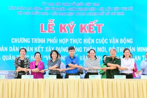 Ủy ban Mặt trận Tổ quốc, các tổ chức chính trị - xã hội và Liên minh Hợp tác xã Thành phố thực hiện nghi thức ký kết chương trình phối hợp. Ảnh:    ubmttq.hochiminhcity