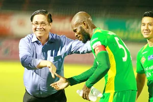 Niềm vui chiến thắng của lãnh đạo và các cầu thủ Cần Thơ khi có thêm 3 điểm trong tay. Ảnh: Dương Thu