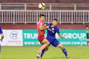 Dù sang tuổi xế chiều nhưng Đức "Eto'o" (phải) vẫn là nỗi sợ hãi của hàng thủ đối phương. Ảnh: Dũng Phương