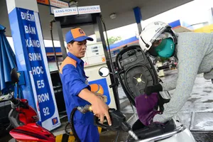 Đổ xăng E5 tại một cây xăng tại TPHCM