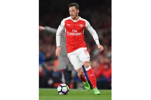 Mesut Oezil tự tin sẽ là trợ thủ đắc lực của Alexandre Lacazette.