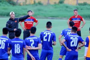 Thầy trò HLV Hữu Thắng vẫn cứ thích lặn ngụp trong ao làng không hơn không kém. Ảnh: Minh Hoàng