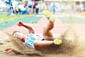 VĐV Bùi Thị Thu Thảo giành HCV nhảy xa châu Á 2017. Ảnh: HOÀNG MINH