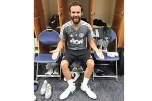 Mata “choáng” với cỡ giày của Lukaku