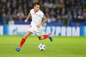 Hết kiên nhẫn với Atletico, Vitolo ở lại Sevilla.