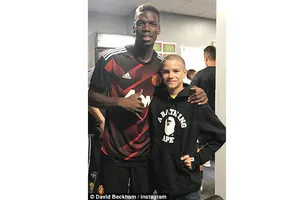 Con trai Beckham chụp ảnh cùng thần tượng