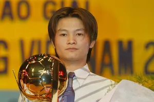  Văn Quyến đoạt danh hiệu Quả bóng vàng 2003 khi mới 19 tuổi. Ảnh: H.Hùng