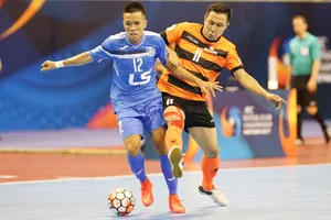 Thái Sơn Nam (trái) thất bại 4-5 ở ngày ra quân. Ảnh: D. Phương