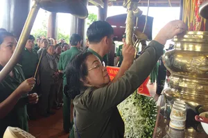 Cán bộ, đội viên TNXP thắp hương tưởng nhớ liệt sĩ TNXP