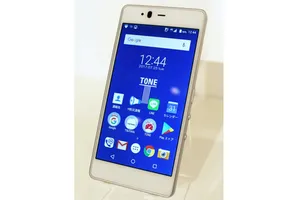 Điện thoại thông minh Tone m17 chỉ hoạt động ban ngày. Ảnh: KYODO