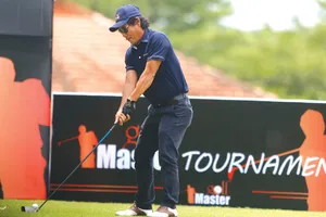 Doanh nhân Lê Quốc Phong thi đấu tại giải.