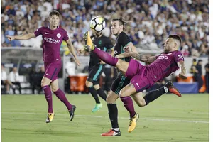 Bale (giữa) và Real Madrid có trận đấu rất kém trước Man City.