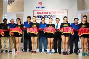 Lãnh đạo Công ty PC may Việt Tiến và đại diện Skechers khu vực Đông Nam Á cắt băng khánh thành cửa hàng.